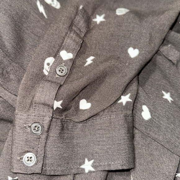 Torrid size 2 grey button up skull & star blouse - Picture 7 of 7